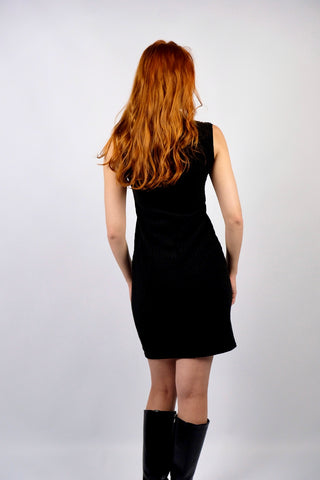 Geripptes 90s/00s Kleid in Anthrazit, ärmelloser und figurbetonter Schnitt mit kleinem Stehkragen, Schlitz vorn und Reißverschluss am Rücken – insgesamt leicht elastisch und ideal für eine XS