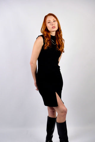 Geripptes 90s/00s Kleid in Anthrazit, ärmelloser und figurbetonter Schnitt mit kleinem Stehkragen, Schlitz vorn und Reißverschluss am Rücken – insgesamt leicht elastisch und ideal für eine XS
