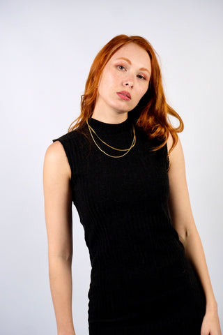 Geripptes 90s/00s Kleid in Anthrazit, ärmelloser und figurbetonter Schnitt mit kleinem Stehkragen, Schlitz vorn und Reißverschluss am Rücken – insgesamt leicht elastisch und ideal für eine XS