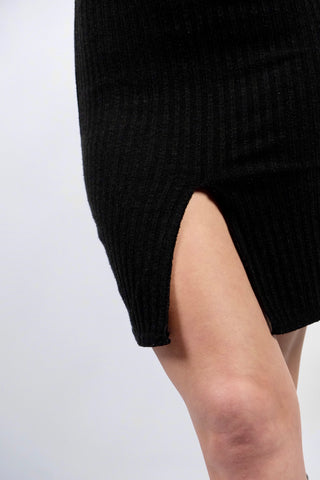 Geripptes 90s/00s Kleid in Anthrazit, ärmelloser und figurbetonter Schnitt mit kleinem Stehkragen, Schlitz vorn und Reißverschluss am Rücken – insgesamt leicht elastisch und ideal für eine XS