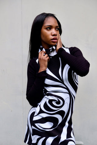 Ärmelloses 90s Minikleid mit Rollkragen und psychedelischem Muster in Schwarz-Weiß, enganliegend, elastisch und ideal für eine heutige XS – ein seltenes Fundstück und absolutes Highlight