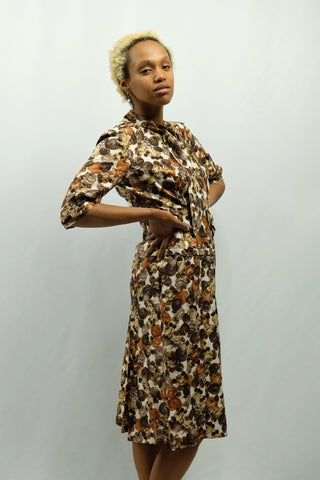 Handmade 70s Kleid mit Artsy Pattern in Creme-, Beige- und Brauntönen, toller Schnitt mit kleinem Stehkragen und Schluppe – ideal für eine XS – ein wahres Unikat, seltenes Fundstück und absolutes Highlight