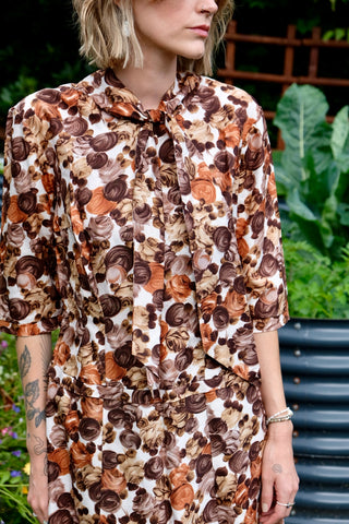 Handmade 70s Kleid mit Schluppenkragen und abstrakt-floralem Muster in Dunkelbraun, Hellbraun, Beige, Rost und Weiß – wir empfehlen das Kleid einer XS – ein seltenes Fundstück und Highlight