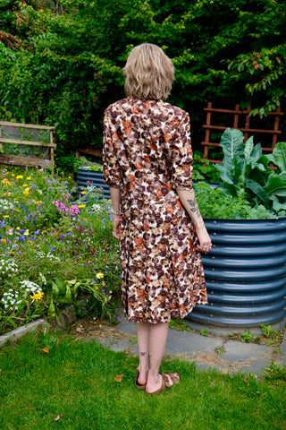 Handmade 70s Kleid mit Schluppenkragen und abstrakt-floralem Muster in Dunkelbraun, Hellbraun, Beige, Rost und Weiß – wir empfehlen das Kleid einer XS – ein seltenes Fundstück und Highlight