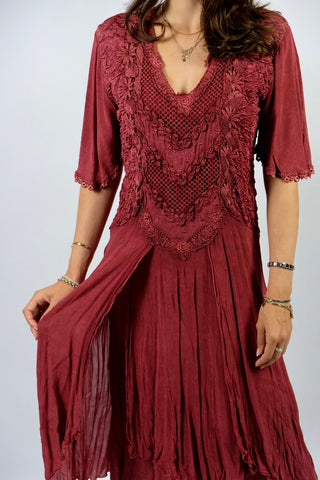 Atemberaubendes 70s Viskose Maxikleid in tollem Beerenrot, mehrlagiges Design mit halblangen, weiten Ärmeln und floralen Stickereien – wir empfehlen das Kleid einer S oder der Zwischengröße S/M (bitte Maße beachten) – ein seltenes Fundstück und absolutes Highlight