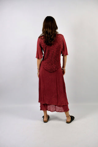 Atemberaubendes 70s Viskose Maxikleid in tollem Beerenrot, mehrlagiges Design mit halblangen, weiten Ärmeln und floralen Stickereien – wir empfehlen das Kleid einer S oder der Zwischengröße S/M (bitte Maße beachten) – ein seltenes Fundstück und absolutes Highlight
