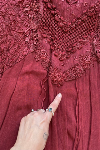 Atemberaubendes 70s Viskose Maxikleid in tollem Beerenrot, mehrlagiges Design mit halblangen, weiten Ärmeln und floralen Stickereien – wir empfehlen das Kleid einer S oder der Zwischengröße S/M (bitte Maße beachten) – ein seltenes Fundstück und absolutes Highlight