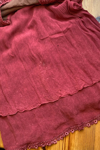 Atemberaubendes 70s Viskose Maxikleid in tollem Beerenrot, mehrlagiges Design mit halblangen, weiten Ärmeln und floralen Stickereien – wir empfehlen das Kleid einer S oder der Zwischengröße S/M (bitte Maße beachten) – ein seltenes Fundstück und absolutes Highlight