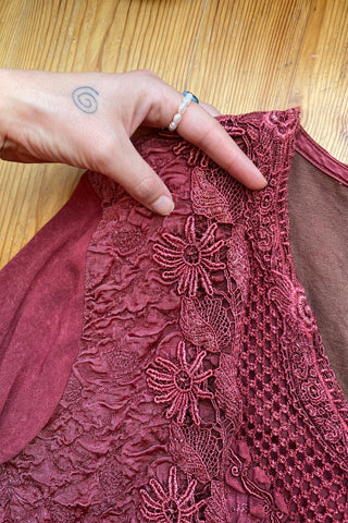 Atemberaubendes 70s Viskose Maxikleid in tollem Beerenrot, mehrlagiges Design mit halblangen, weiten Ärmeln und floralen Stickereien – wir empfehlen das Kleid einer S oder der Zwischengröße S/M (bitte Maße beachten) – ein seltenes Fundstück und absolutes Highlight