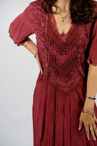 Atemberaubendes 70s Viskose Maxikleid in tollem Beerenrot, mehrlagiges Design mit halblangen, weiten Ärmeln und floralen Stickereien – wir empfehlen das Kleid einer S oder der Zwischengröße S/M (bitte Maße beachten) – ein seltenes Fundstück und absolutes Highlight