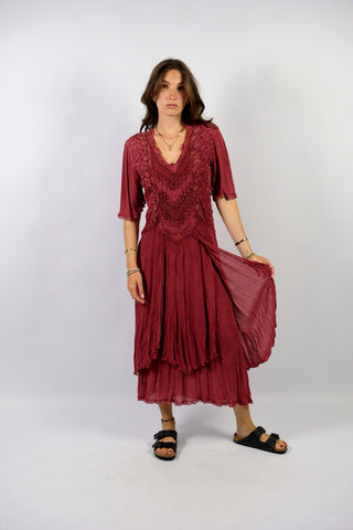 Atemberaubendes 70s Viskose Maxikleid in tollem Beerenrot, mehrlagiges Design mit halblangen, weiten Ärmeln und floralen Stickereien – wir empfehlen das Kleid einer S oder der Zwischengröße S/M (bitte Maße beachten) – ein seltenes Fundstück und absolutes Highlight