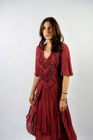 Atemberaubendes 70s Viskose Maxikleid in tollem Beerenrot, mehrlagiges Design mit halblangen, weiten Ärmeln und floralen Stickereien – wir empfehlen das Kleid einer S oder der Zwischengröße S/M (bitte Maße beachten) – ein seltenes Fundstück und absolutes Highlight