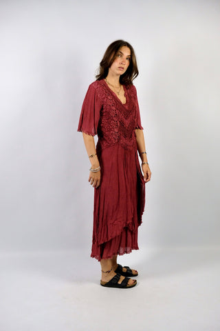 Atemberaubendes 70s Viskose Maxikleid in tollem Beerenrot, mehrlagiges Design mit halblangen, weiten Ärmeln und floralen Stickereien – wir empfehlen das Kleid einer S oder der Zwischengröße S/M (bitte Maße beachten) – ein seltenes Fundstück und absolutes Highlight