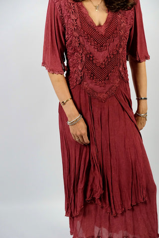 Atemberaubendes 70s Viskose Maxikleid in tollem Beerenrot, mehrlagiges Design mit halblangen, weiten Ärmeln und floralen Stickereien – wir empfehlen das Kleid einer S oder der Zwischengröße S/M (bitte Maße beachten) – ein seltenes Fundstück und absolutes Highlight