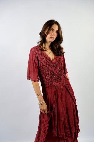 Atemberaubendes 70s Viskose Maxikleid in tollem Beerenrot, mehrlagiges Design mit halblangen, weiten Ärmeln und floralen Stickereien – wir empfehlen das Kleid einer S oder der Zwischengröße S/M (bitte Maße beachten) – ein seltenes Fundstück und absolutes Highlight