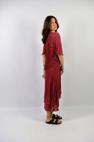 Atemberaubendes 70s Viskose Maxikleid in tollem Beerenrot, mehrlagiges Design mit halblangen, weiten Ärmeln und floralen Stickereien – wir empfehlen das Kleid einer S oder der Zwischengröße S/M (bitte Maße beachten) – ein seltenes Fundstück und absolutes Highlight