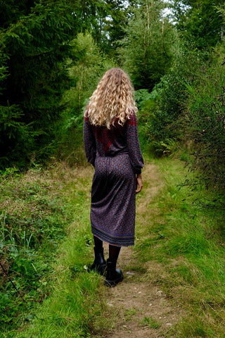 Hochwertiges 70s Maxikleid made in Italy mit Boho Muster in Dunkelrot, Blau, Türkis, Senf, Weiß und Schwarz, mit Knopfleiste an der Schulter, Stehkragen, leichten Ballonärmeln und stretchy Gummizugbund in der Taille – ein seltenes Fundstück und absolutes Highlight – wir empfehlen das Kleid der heutigen Zwischengröße S/M (bitte Maße beachten)