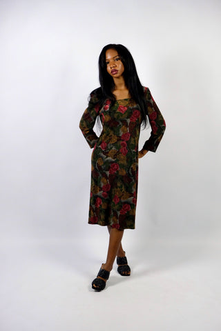Elegantes 80s/90s Midikleid in geradem Schnitt mit samtartiger Haptik, ¾-Ärmeln, leichten Schulterpolstern (bei Bedarf heraustrennbar), tollem Karree-Ausschnitt und Blumen-Paisley-Print in Rottönen, dunklem (Oliv)grün, Grau, Braun und Schwarz – wir empfehlen das Kleid einer S bis M – ein absolutes Highlight