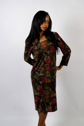 Elegantes 80s/90s Midikleid in geradem Schnitt mit samtartiger Haptik, ¾-Ärmeln, leichten Schulterpolstern (bei Bedarf heraustrennbar), tollem Karree-Ausschnitt und Blumen-Paisley-Print in Rottönen, dunklem (Oliv)grün, Grau, Braun und Schwarz – wir empfehlen das Kleid einer S bis M – ein absolutes Highlight