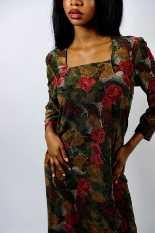 Elegantes 80s/90s Midikleid in geradem Schnitt mit samtartiger Haptik, ¾-Ärmeln, leichten Schulterpolstern (bei Bedarf heraustrennbar), tollem Karree-Ausschnitt und Blumen-Paisley-Print in Rottönen, dunklem (Oliv)grün, Grau, Braun und Schwarz – wir empfehlen das Kleid einer S bis M – ein absolutes Highlight