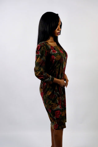 Elegantes 80s/90s Midikleid in geradem Schnitt mit samtartiger Haptik, ¾-Ärmeln, leichten Schulterpolstern (bei Bedarf heraustrennbar), tollem Karree-Ausschnitt und Blumen-Paisley-Print in Rottönen, dunklem (Oliv)grün, Grau, Braun und Schwarz – wir empfehlen das Kleid einer S bis M – ein absolutes Highlight