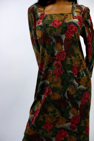 Elegantes 80s/90s Midikleid in geradem Schnitt mit samtartiger Haptik, ¾-Ärmeln, leichten Schulterpolstern (bei Bedarf heraustrennbar), tollem Karree-Ausschnitt und Blumen-Paisley-Print in Rottönen, dunklem (Oliv)grün, Grau, Braun und Schwarz – wir empfehlen das Kleid einer S bis M – ein absolutes Highlight