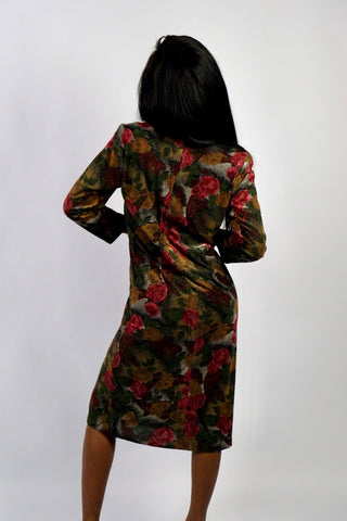 Elegantes 80s/90s Midikleid in geradem Schnitt mit samtartiger Haptik, ¾-Ärmeln, leichten Schulterpolstern (bei Bedarf heraustrennbar), tollem Karree-Ausschnitt und Blumen-Paisley-Print in Rottönen, dunklem (Oliv)grün, Grau, Braun und Schwarz – wir empfehlen das Kleid einer S bis M – ein absolutes Highlight