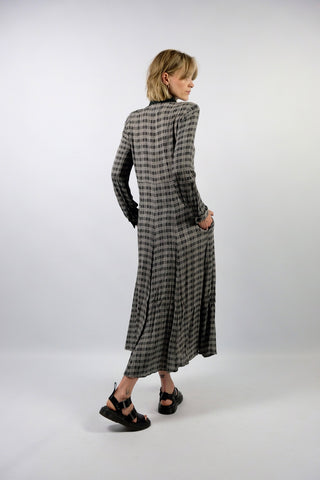 90s Maxi Blusenkleid aus reiner Viskose, toller, taillierter und fließend-schwingender Schnitt in A-Linie mit langen Ärmeln, leichten Schulterpolstern (die bei Bedarf auch einfach herausgetrennt werden könnten) und seitlichen Eingrifftaschen; kariertes Muster in Schwarz und Hellgrau – wir empfehlen das Kleid einer heutigen XS oder schmalen S (bitte Maße beachten) – ein absolutes Highlight