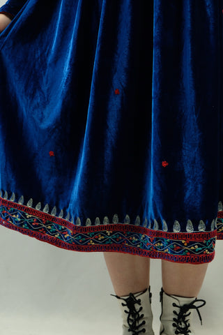 Dunkelblaues 90s Kleid im Boho Stil mit tollen Stickereien – leicht elastischer Samtstoff, oben figurbetont, unten fließend – ein seltenes Fundstück und absolutes Highlight