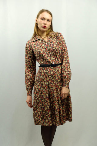 70s Handmade Kleid mit floralem Print in Rot- und Beigetönen sowie Grau, Schwarz und Weiß – femininer Schnitt mit Knopfleiste oben, tollem Kragen und seitlichem Reißverschluss, das Kleid entspricht in etwa einer S: wir empfehlen es einer S oder einer M mit schmalen Schultern bzw. der Zwischengröße S/M (obenherum eher S, untenherum eher M), bitte Maße beachten – ein wahres Unikat und absolutes Highlight