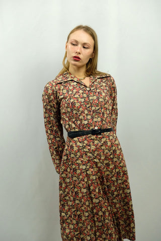 70s Handmade Kleid mit floralem Print in Rot- und Beigetönen sowie Grau, Schwarz und Weiß – femininer Schnitt mit Knopfleiste oben, tollem Kragen und seitlichem Reißverschluss, das Kleid entspricht in etwa einer S: wir empfehlen es einer S oder einer M mit schmalen Schultern bzw. der Zwischengröße S/M (obenherum eher S, untenherum eher M), bitte Maße beachten – ein wahres Unikat und absolutes Highlight