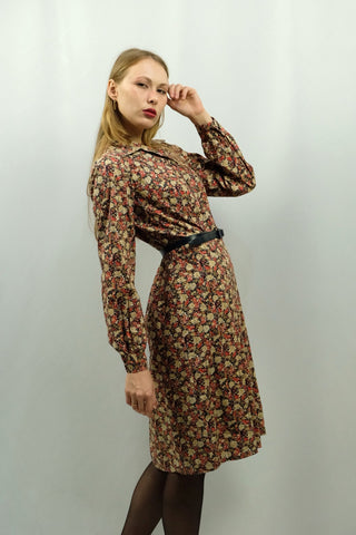 70s Handmade Kleid mit floralem Print in Rot- und Beigetönen sowie Grau, Schwarz und Weiß – femininer Schnitt mit Knopfleiste oben, tollem Kragen und seitlichem Reißverschluss, das Kleid entspricht in etwa einer S: wir empfehlen es einer S oder einer M mit schmalen Schultern bzw. der Zwischengröße S/M (obenherum eher S, untenherum eher M), bitte Maße beachten – ein wahres Unikat und absolutes Highlight