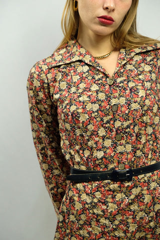 70s Handmade Kleid mit floralem Print in Rot- und Beigetönen sowie Grau, Schwarz und Weiß – femininer Schnitt mit Knopfleiste oben, tollem Kragen und seitlichem Reißverschluss, das Kleid entspricht in etwa einer S: wir empfehlen es einer S oder einer M mit schmalen Schultern bzw. der Zwischengröße S/M (obenherum eher S, untenherum eher M), bitte Maße beachten – ein wahres Unikat und absolutes Highlight