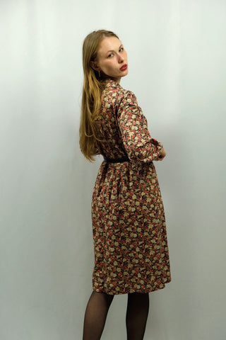 70s Handmade Kleid mit floralem Print in Rot- und Beigetönen sowie Grau, Schwarz und Weiß – femininer Schnitt mit Knopfleiste oben, tollem Kragen und seitlichem Reißverschluss, das Kleid entspricht in etwa einer S: wir empfehlen es einer S oder einer M mit schmalen Schultern bzw. der Zwischengröße S/M (obenherum eher S, untenherum eher M), bitte Maße beachten – ein wahres Unikat und absolutes Highlight