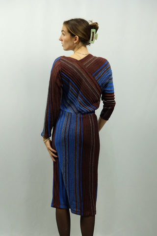 90s Strickkleid von der japanischen Designerin Hiroko Koshino, toller Schnitt mit V-Kragen, 3/4-Ärmeln, stretchy Gummizug in der Taille und Streifenmuster in Rotbraun, Grau und Blau – die angegebene Größe ist L, fällt deutlich kleiner aus – wir empfehlen das Kleid einer S oder maximal der Zwischengröße S/M – ein elegantes, seltenes Fundstück und Designer-Highlight