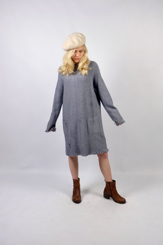 Grau meliertes Preloved (Secondhand) Herbstkleid aus einer Boutique, weicher Strickstoff und lässiger Schnitt mit aufgesetzten Taschen und Fransen – tragbar von einer S bis M