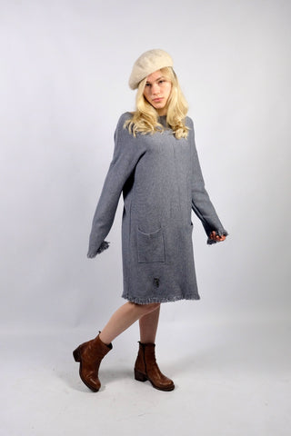 Grau meliertes Preloved (Secondhand) Herbstkleid aus einer Boutique, weicher Strickstoff und lässiger Schnitt mit aufgesetzten Taschen und Fransen – tragbar von einer S bis M