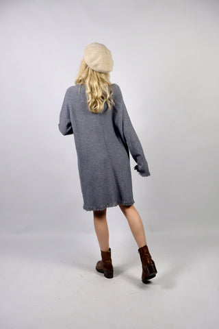 Grau meliertes Preloved (Secondhand) Herbstkleid aus einer Boutique, weicher Strickstoff und lässiger Schnitt mit aufgesetzten Taschen und Fransen – tragbar von einer S bis M