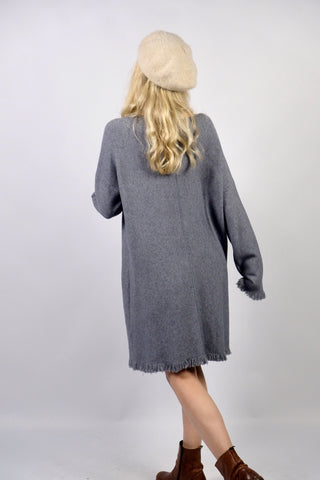 Grau meliertes Preloved (Secondhand) Herbstkleid aus einer Boutique, weicher Strickstoff und lässiger Schnitt mit aufgesetzten Taschen und Fransen – tragbar von einer S bis M