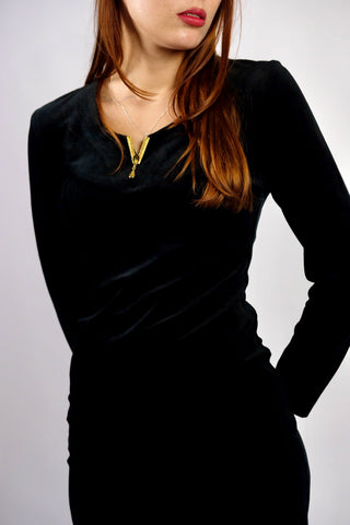 Schwarzes Langarm-Samtkleid aus Baumwolle- und Viskose-Mix mit hübscher Verzierung in Gold am Ausschnitt – elegant und enganliegend geschnitten, das klassische „Kleine Schwarze“ in Größe S – ein absolutes Highlight