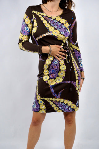 Dunkelbraunes 70s Boho Langarmkleid in figurbetontem Schnitt mit Bindegürtel und tollem floralem Print in Gelb, Flieder, Lila, (Creme)weiß, Orange und Blau – insgesamt leicht elastisch, tragbar von einer XS bis S je nach gewünschter Passform und ein absolutes Highlight