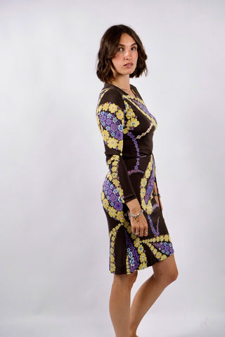 Dunkelbraunes 70s Boho Langarmkleid in figurbetontem Schnitt mit Bindegürtel und tollem floralem Print in Gelb, Flieder, Lila, (Creme)weiß, Orange und Blau – insgesamt leicht elastisch, tragbar von einer XS bis S je nach gewünschter Passform und ein absolutes Highlight
