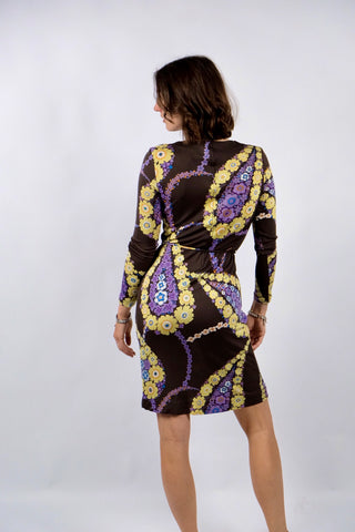 Dunkelbraunes 70s Boho Langarmkleid in figurbetontem Schnitt mit Bindegürtel und tollem floralem Print in Gelb, Flieder, Lila, (Creme)weiß, Orange und Blau – insgesamt leicht elastisch, tragbar von einer XS bis S je nach gewünschter Passform und ein absolutes Highlight