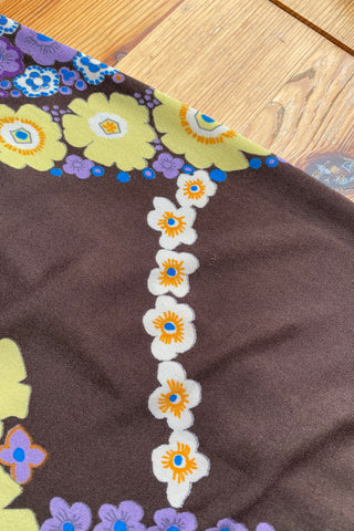 Dunkelbraunes 70s Boho Langarmkleid in figurbetontem Schnitt mit Bindegürtel und tollem floralem Print in Gelb, Flieder, Lila, (Creme)weiß, Orange und Blau – insgesamt leicht elastisch, tragbar von einer XS bis S je nach gewünschter Passform und ein absolutes Highlight