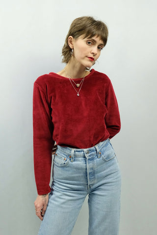 Rotes 90s Longsleeve aus dickerem Samt, eher lockerer geschnitten und ideal für eine S bei kleiner Körpergröße