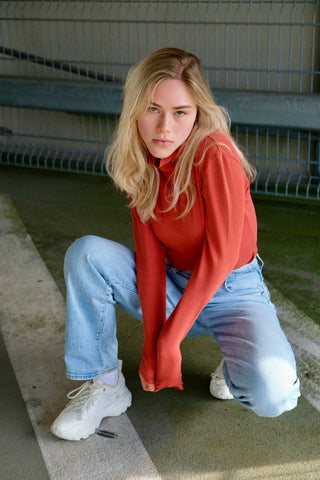 00s Langarmshirt in Orange – figurbetonter Schnitt mit gerippter Struktur sowie tollem mehrlagigem Design an Kragen, Ärmeln und Saum – insgesamt elastisch – entspricht einer M