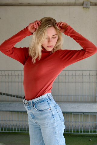 00s Langarmshirt in Orange – figurbetonter Schnitt mit gerippter Struktur sowie tollem mehrlagigem Design an Kragen, Ärmeln und Saum – insgesamt elastisch – entspricht einer M