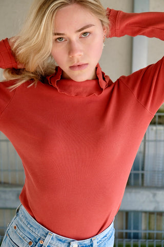 00s Langarmshirt in Orange – figurbetonter Schnitt mit gerippter Struktur sowie tollem mehrlagigem Design an Kragen, Ärmeln und Saum – insgesamt elastisch – entspricht einer M