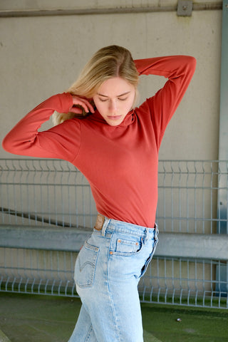 00s Langarmshirt in Orange – figurbetonter Schnitt mit gerippter Struktur sowie tollem mehrlagigem Design an Kragen, Ärmeln und Saum – insgesamt elastisch – entspricht einer M