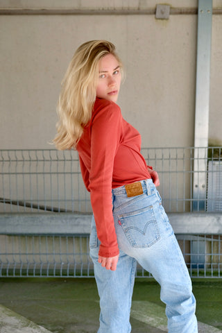 00s Langarmshirt in Orange – figurbetonter Schnitt mit gerippter Struktur sowie tollem mehrlagigem Design an Kragen, Ärmeln und Saum – insgesamt elastisch – entspricht einer M